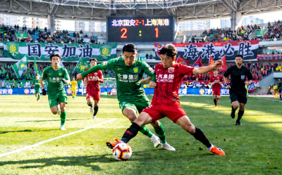 中超联赛北京国安与上海海港激烈比赛现场